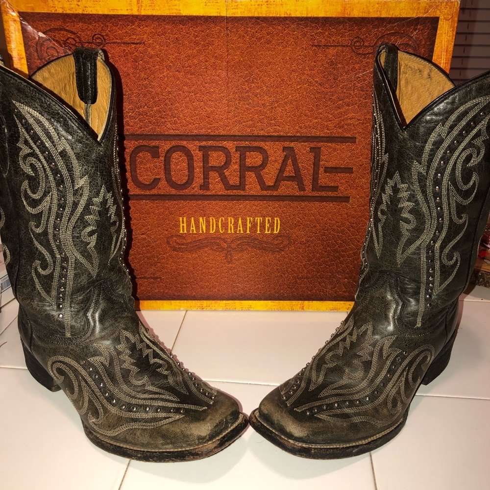 Corral boots size says size 6 but fits like an 8?